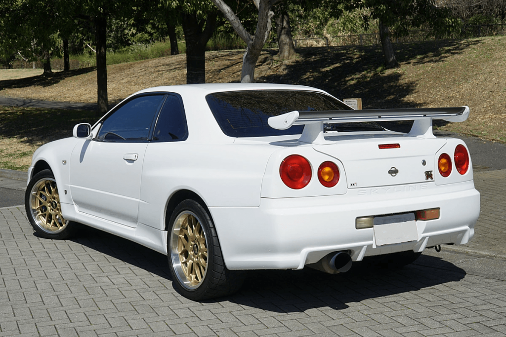 試乗レビュー】スカイラインGT-R（R34）の魅力に迫る！ 圧倒的な加速と操縦安定性を体感│おもれんブログ